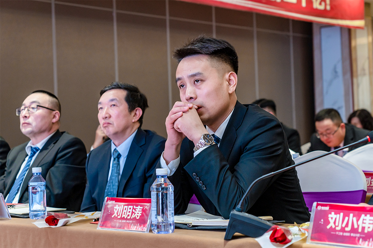 董事長(zhǎng)、總經(jīng)理劉明濤