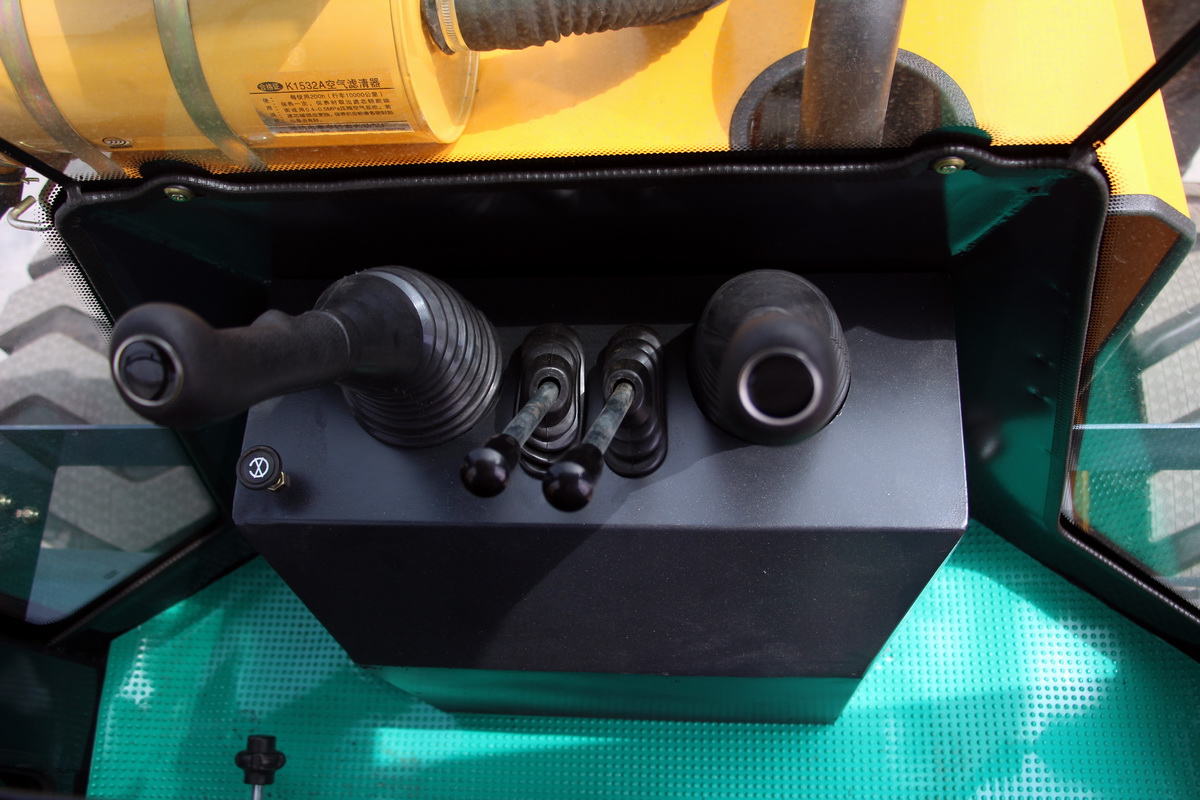 HW20-28挖掘裝載機